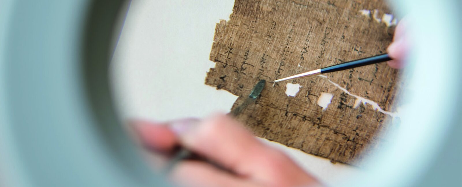 Feinarbeit für Experten: Das Entschlüsseln der Papyri erfordert Altgriechisch-Kenntnisse und Geschick.