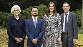 Foto von der Verleihung des Karl-Arnold-Preises 2023: v.l. Akademie-Präsidentin Julia B. Bolles-Wilson, Preisträger Dr.-Ing. Rudolf Suppes, Preisträgerin Dr.-Ing. Alina Wetzchewald und der Kuratoriumsvorsitzende der Stiftung der Freunde und Förderer der Nordrhein-Westfälischen Akademie Dr. Thomas Förster 