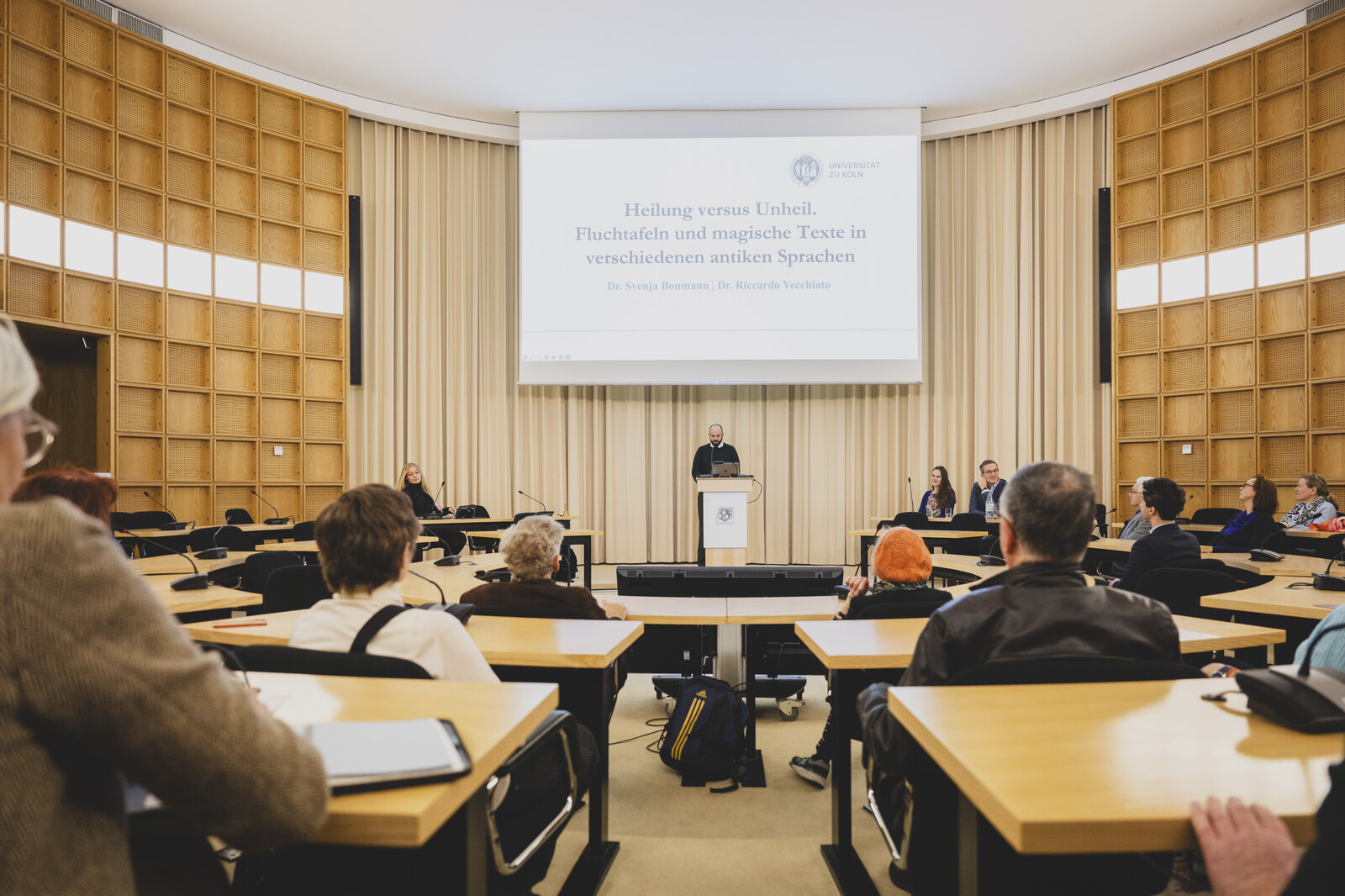 Riccardo Vecciato spricht bei der Veranstaltung Moving Bodies | Moving Minds