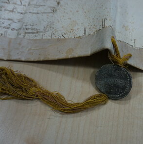 Ein Dokument von 1179 mit päpstlichem Siegel an einem Seidenbüschel