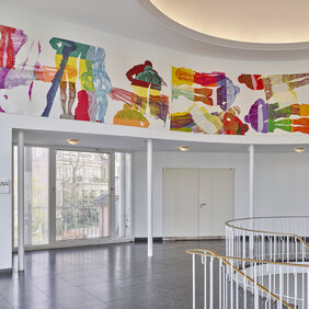 Im Hentrichhaus des Düsseldorfer Künstlervereins Malkasten hängt ein Werk aus der Gruppe "Durch sieben siebe" von Pia Fries. 