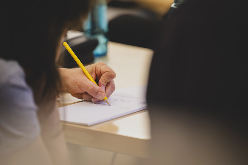 Eine Person schreibt auf ein Batt