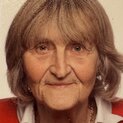 Eine Frau mit kinnlangem Haar lächelt in die Kamera.