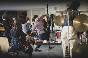Musikerinnen und Musiker spielen in einem Foyer der Akademie.
