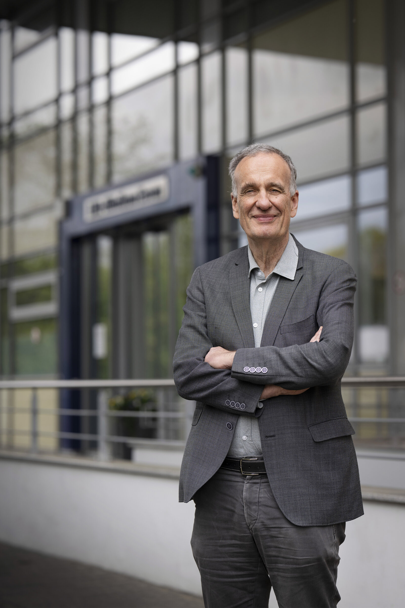 Ein Mann lächelt in die Kamera. 