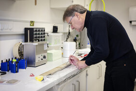 Der Paläontologe Prof. Dr. Thomas Litt schaut sich im Labor einen Bohrkern an.