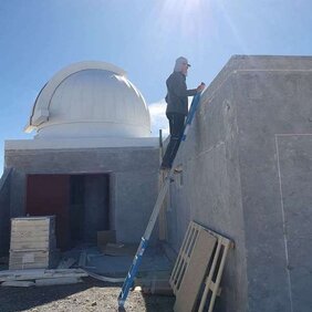 Bau der Rolf Chini Cerro Murphy-Sternwarte: Prof. Dr. Rolf Chini steht auf einer Leiter. 