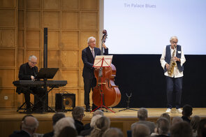 Drei Musiker spielen auf einer Bühne.