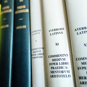 Bücher Averroes in einem Regal