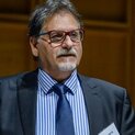 Mann mit Brille schaut nach rechts.