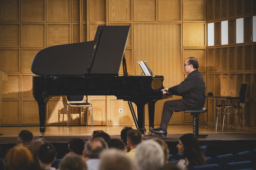 Ein Mann spielt Klavier.