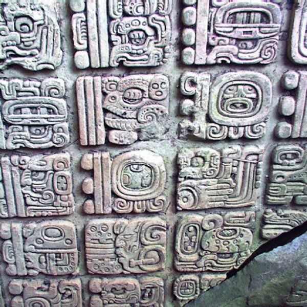 Gemeißelte Inschriften an einer Wand