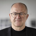 Ein Mann mit Brille schaut in die Kamera.