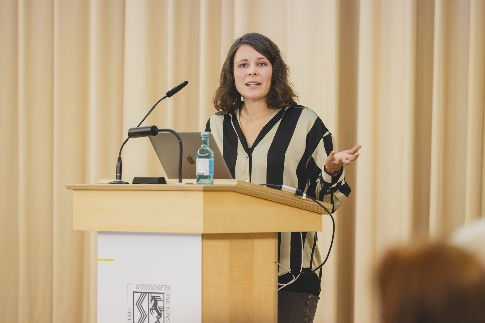 Lisa Musculus spricht bei der Veranstaltung Moving Bodies | Moving Minds, Foto: AWK NRW 2025 / Bettina Engel-Albustin