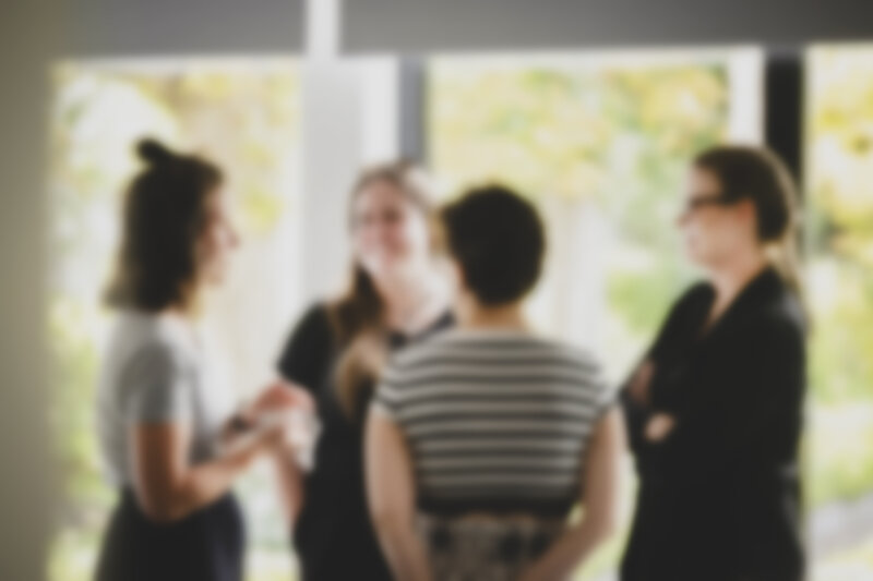 Vier Menschen im Gespräch