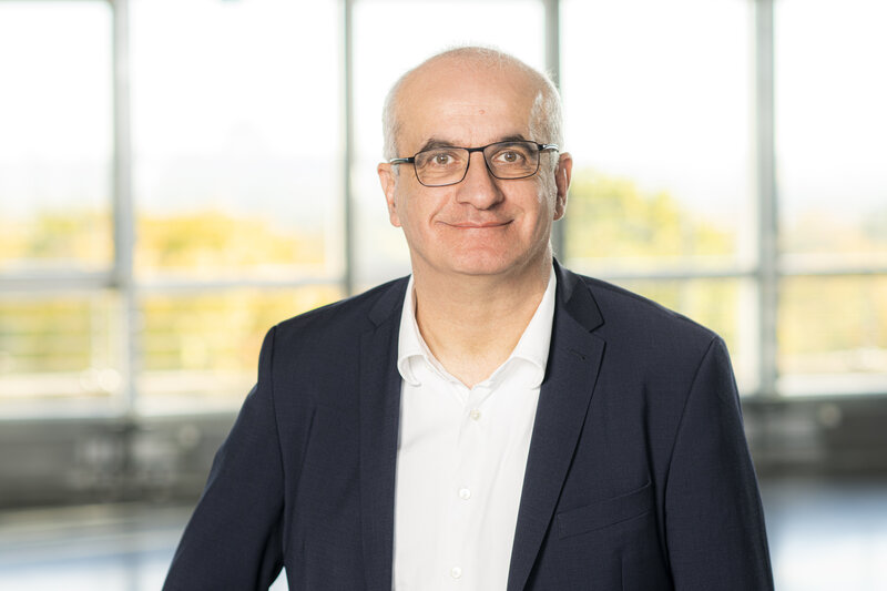 Porträtfoto Prof. Dr. Manfred Bayer