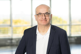 Porträtfoto Prof. Dr. Manfred Bayer