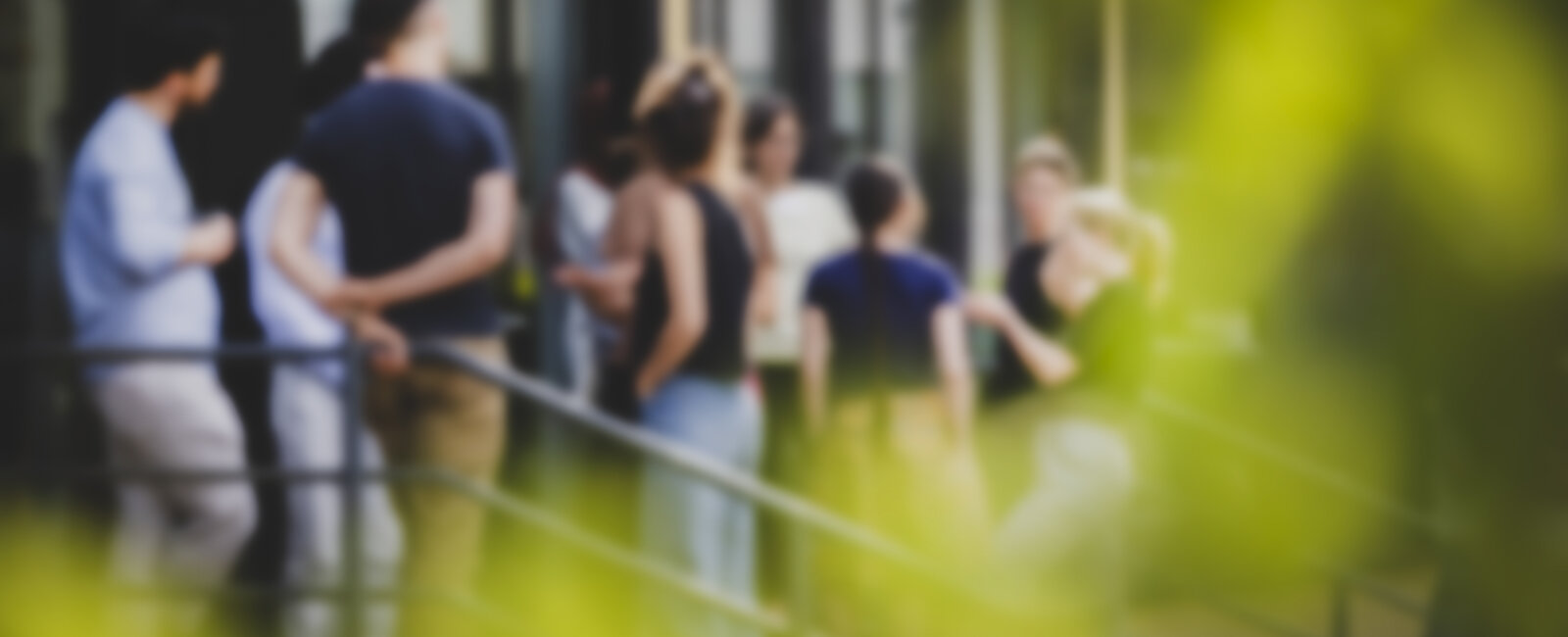 Menschen stehen auf einer Treppe und unterhalten sich.