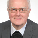 Mann mit Brille lächelt