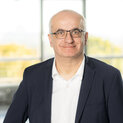 Porträtfoto Prof. Dr. Manfred Bayer