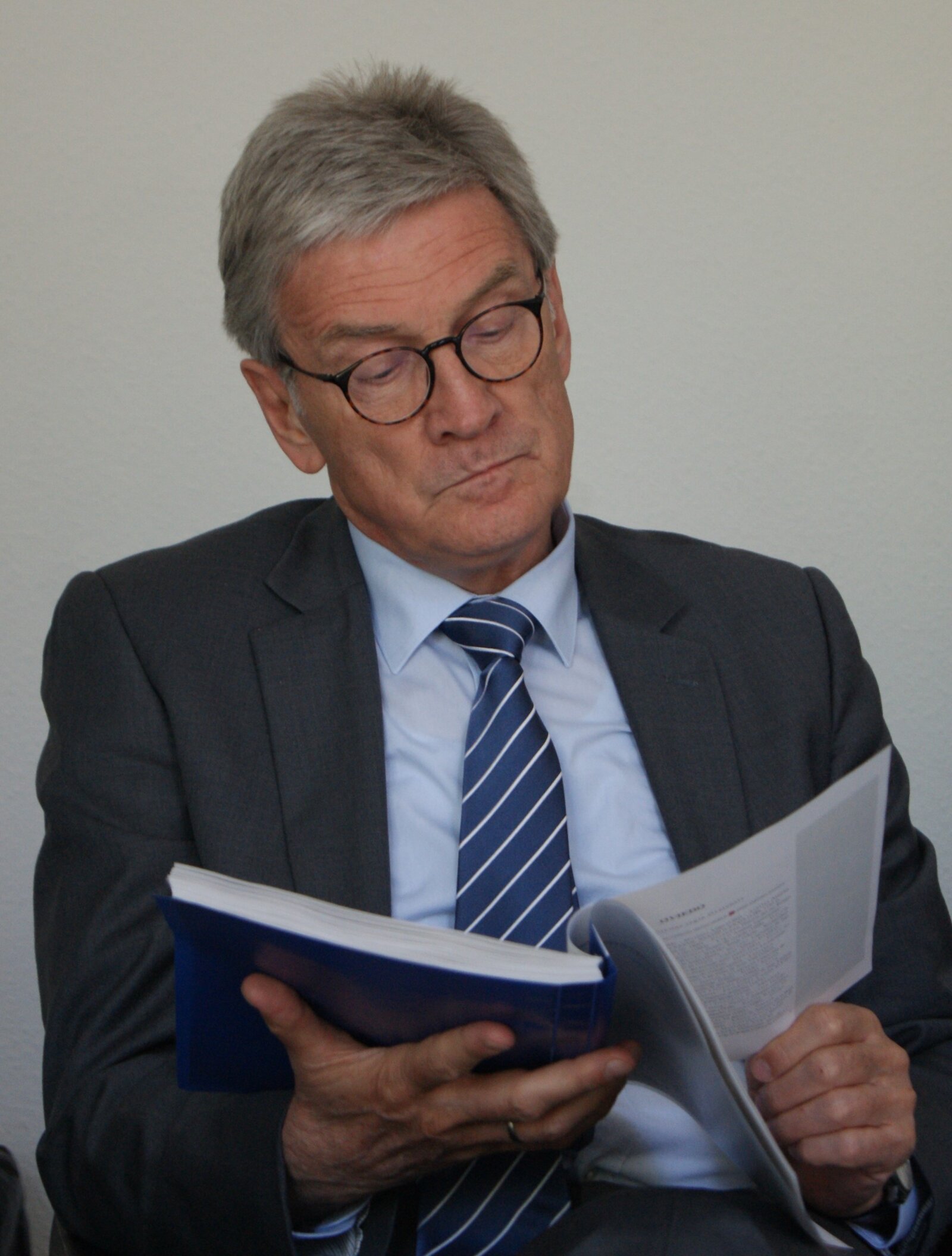 Mann liest in einem Buch.