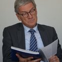 Mann liest in einem Buch.