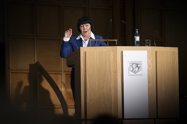 Prof. Dr. Beate Herpertz-Dahlmann steht am Rednerpult.