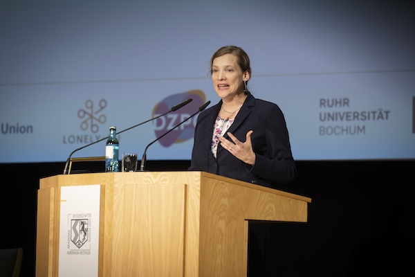 Prof. Dr. Maike Luhmann steht am Rednerpult.