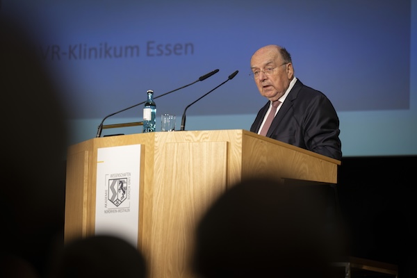 Akademie-Mitglied Prof. Dr. med. Dr. Otmar Schober steht an einem Rednerpult.