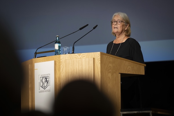Akademie-Mitglied Prof. Dr. Käte Meyer-Drawe steht am Rednerpult.