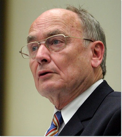 Ein Mann mit Brille hält einen Vortrag und schaut nach halblinks.