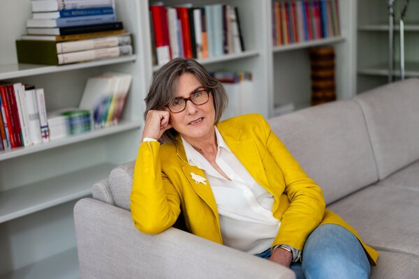 Eine Frau sitzt auf einem Sofa.