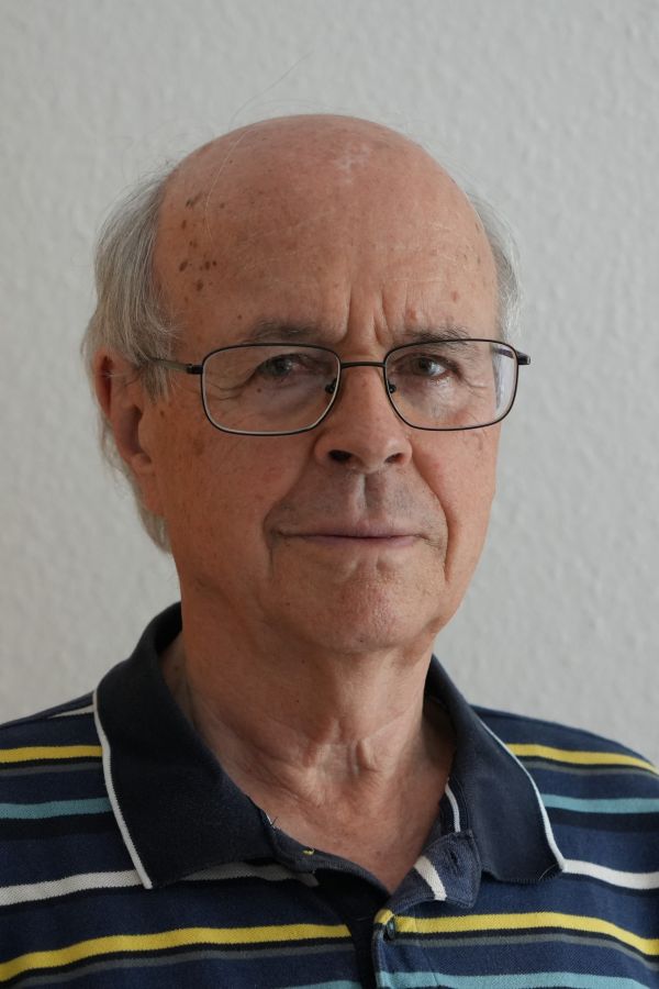 Ein Mann mit Brille lächelt in die Kamera.