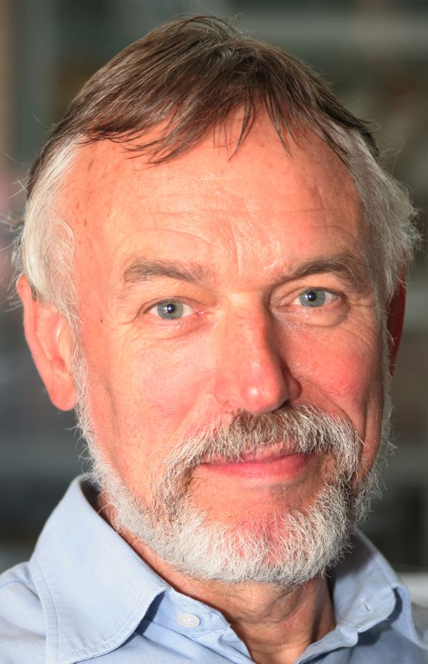 Ein Mann mit Vollbart schaut freundlich in die Kamera.